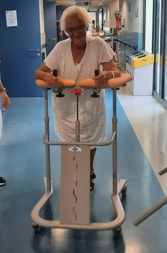 Operata al femore a 101 anni. Ha iniziato a camminare . Il ‘prodigio‘ della signora Velia