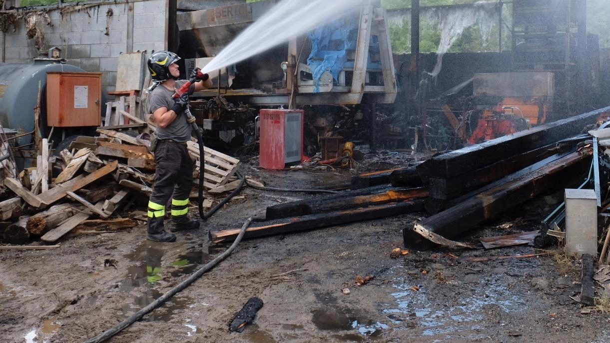 L’intervento dei vigili del fuoco per l’incendio nel capannone a Pratolungo di Fivizzano. Nelle foto accanto il proprietario Giuliano Bertolotti (foto Pasquali) L’intervento dei vigili del fuoco per l’incendio nel capannone a Pratolungo di Fivizzano. Nelle foto accanto il proprietario Giuliano Bertolotti (foto Pasquali)