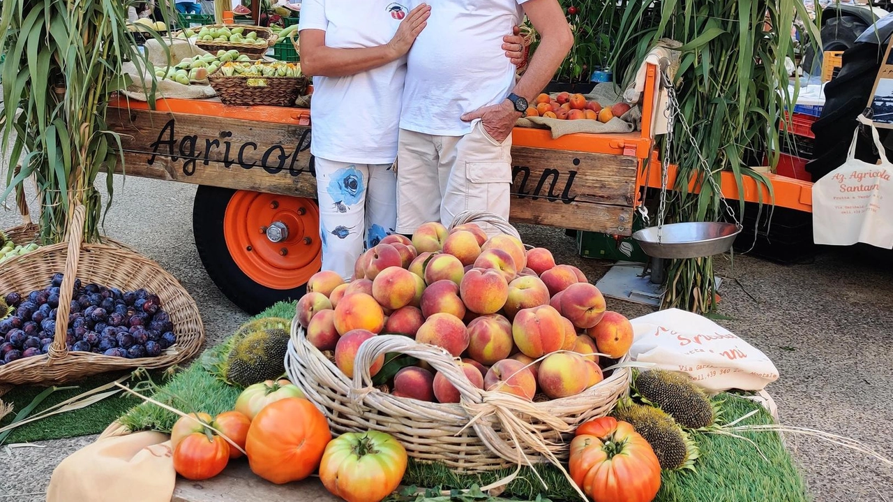Lo stand dell’azienda Santanni storica produttrice di pesche:. la pesca rappresenta il simbolo del territorio ed è stata al centro di questa grande festa