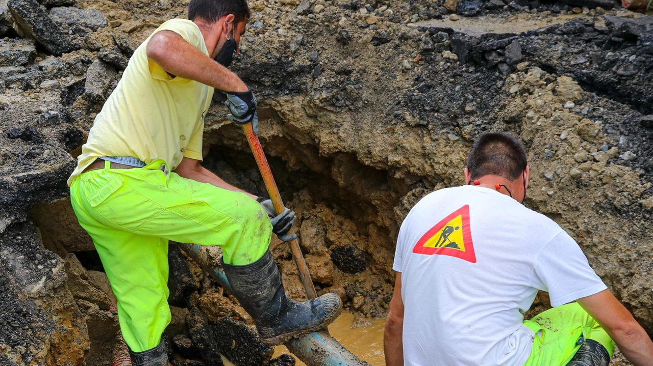 Lavori in corso su un tubo dell’acqua
