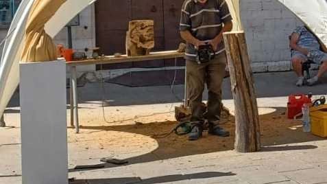 Sette artisti al simposio sull’ulivo: lavori in strada utiizzando i tronchi recuperati Sette artisti al simposio sull’ulivo: lavori in strada utiizzando i tronchi recuperati