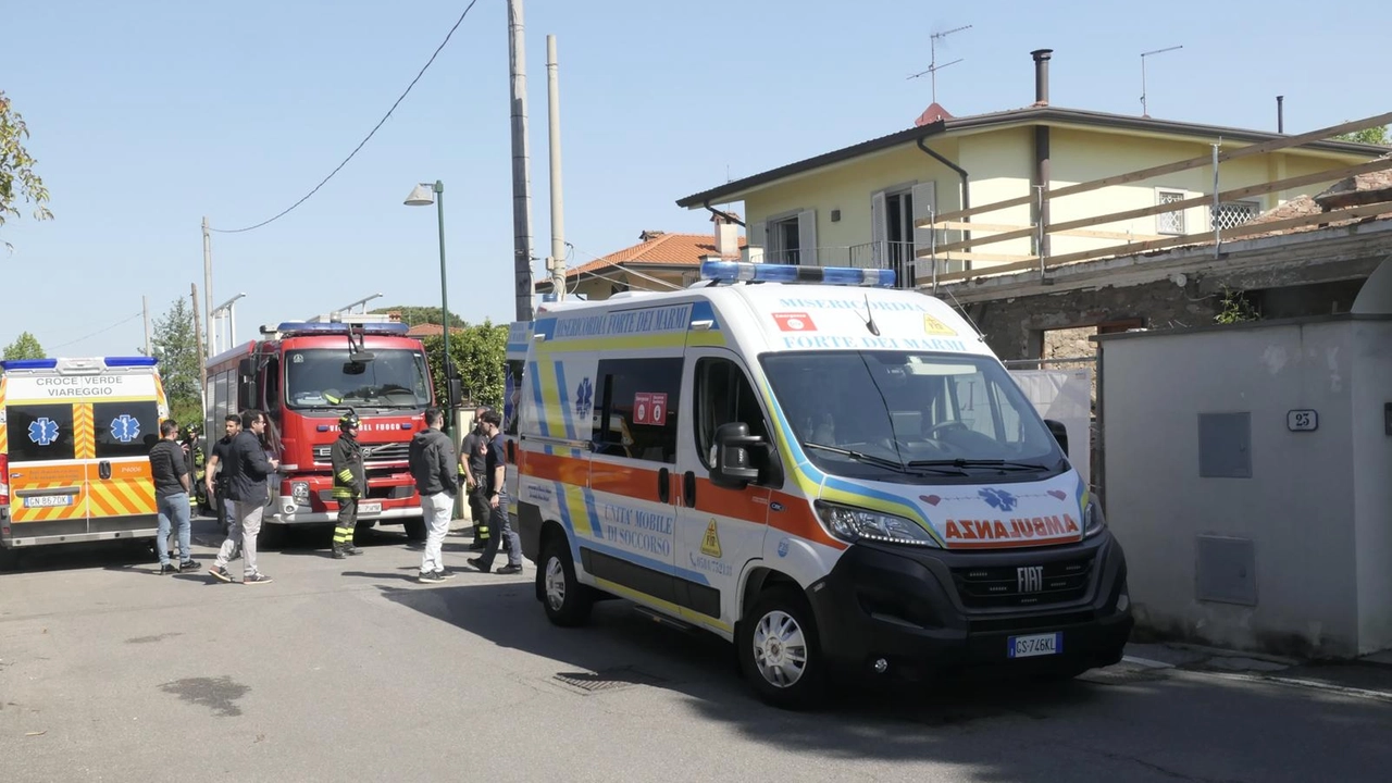 Ambulanze e vigili del fuoco arrivati sul posto per soccorrere i feriti (foto Aldo Umicini)