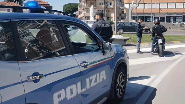 Auto della polizia in una foto di repertorio. Episodio movimentato a Grosseto