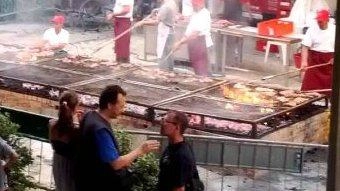 Da oggi e fino al 15 agosto compreso, i giardini del Parterre ospiteranno sei serate dedicate al gusto, alla convivialità e alla tradizione gastronomica locale. Cuore dell’evento resta il. braciere in acciaio, lungo 14 metri e pesante circa 8 quintali Da oggi e fino al 15 agosto compreso, i giardini del Parterre ospiteranno sei serate dedicate al gusto, alla convivialità e alla tradizione gastronomica locale. Cuore dell’evento resta il. braciere in acciaio, lungo 14 metri e pesante circa 8 quintali
