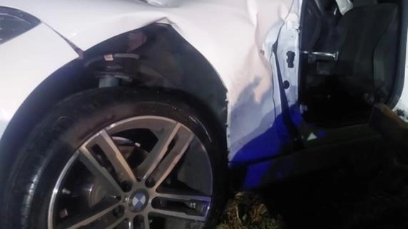 La Bmw serie 1 sulla quale erano a bordo i due giovani feriti nello scontro con un minivan con due coppie di turisti tedeschi