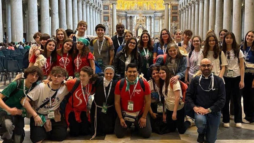 I pullman sono partiti ieri alla volta della Capitale dove stamani si terranno le esequie . Ad aspettare i giovani ci sarà il cardinale Augusto Paolo Lojudice pronto per il conclave.