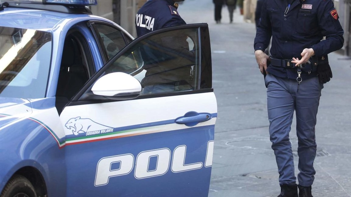 In alto il priore dell’Istrice Squarci, qui sopra la polizia all’imbocco di Camollia