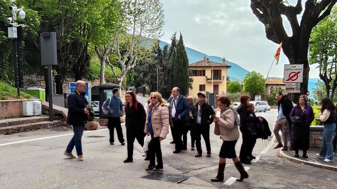 https://www.lanazione.it/image-service/view/acePublic/alias/contentid/NDgwNzBhODktZjg4Yi00/0/folla-di-fedeli-per-acutis-file-controlli-e-zona-rossa.jpeg?f=16:9&w=1200&h=630