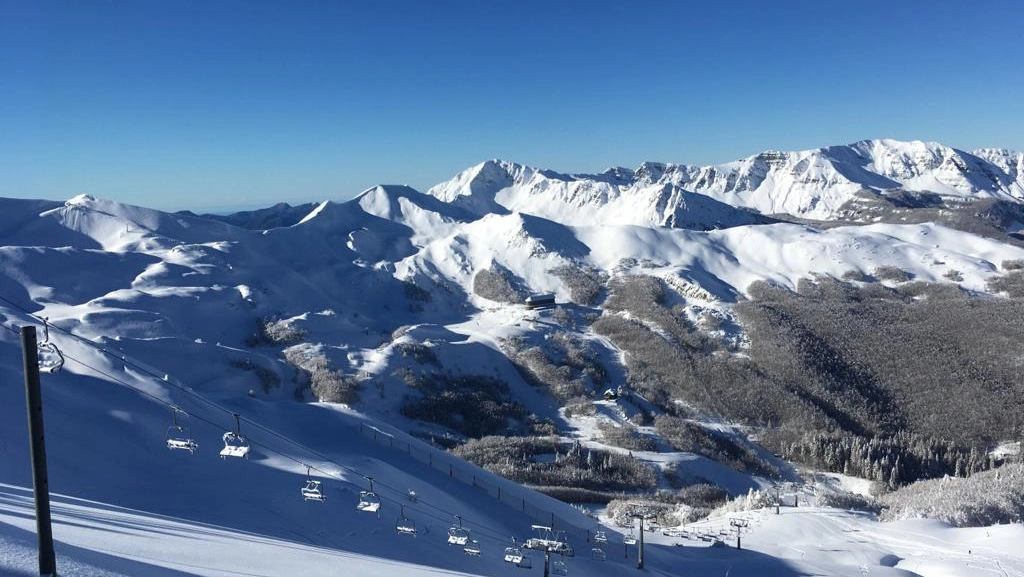 Le montagne innevate all'Abetone (Foto Multipass Abetone)