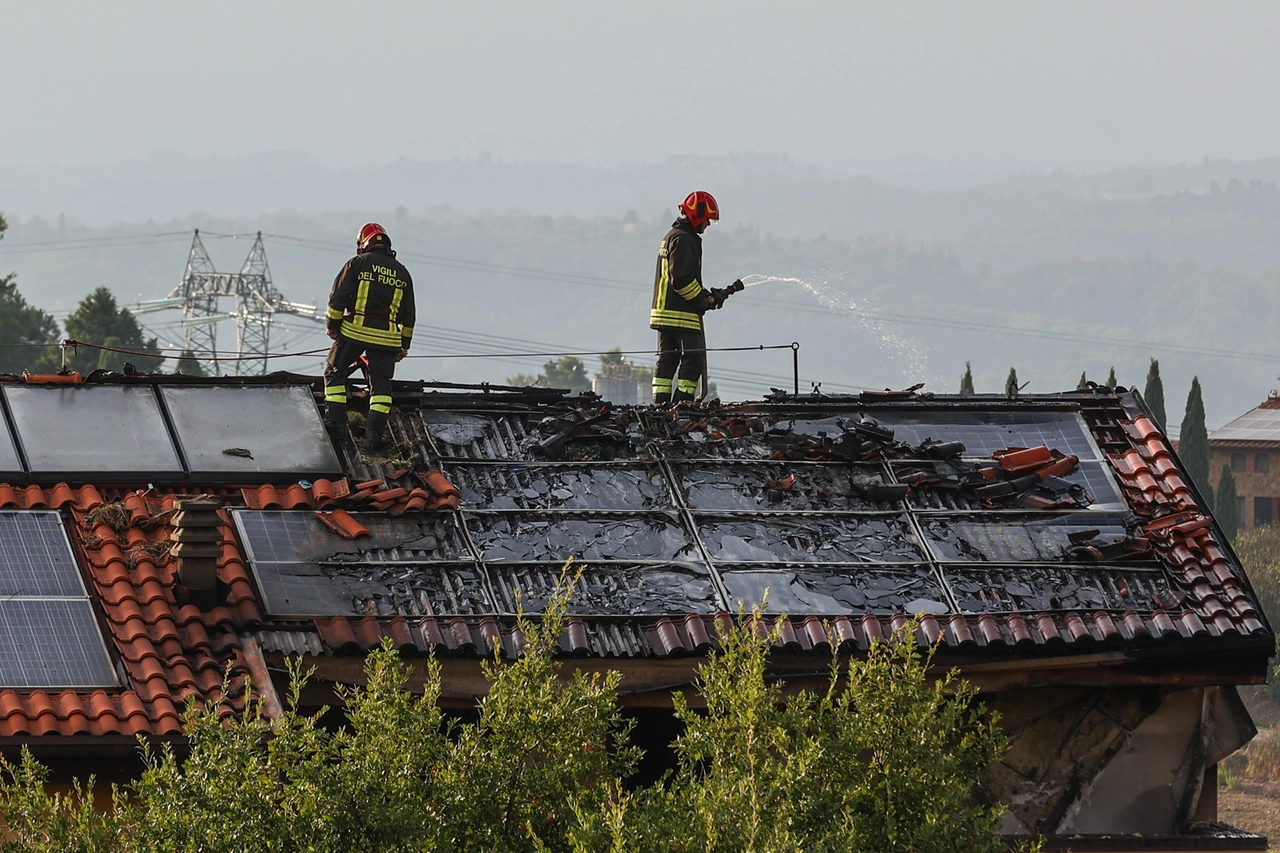 L'intervento dei vigili del fuoco (Foto Gasperini/Germogli)