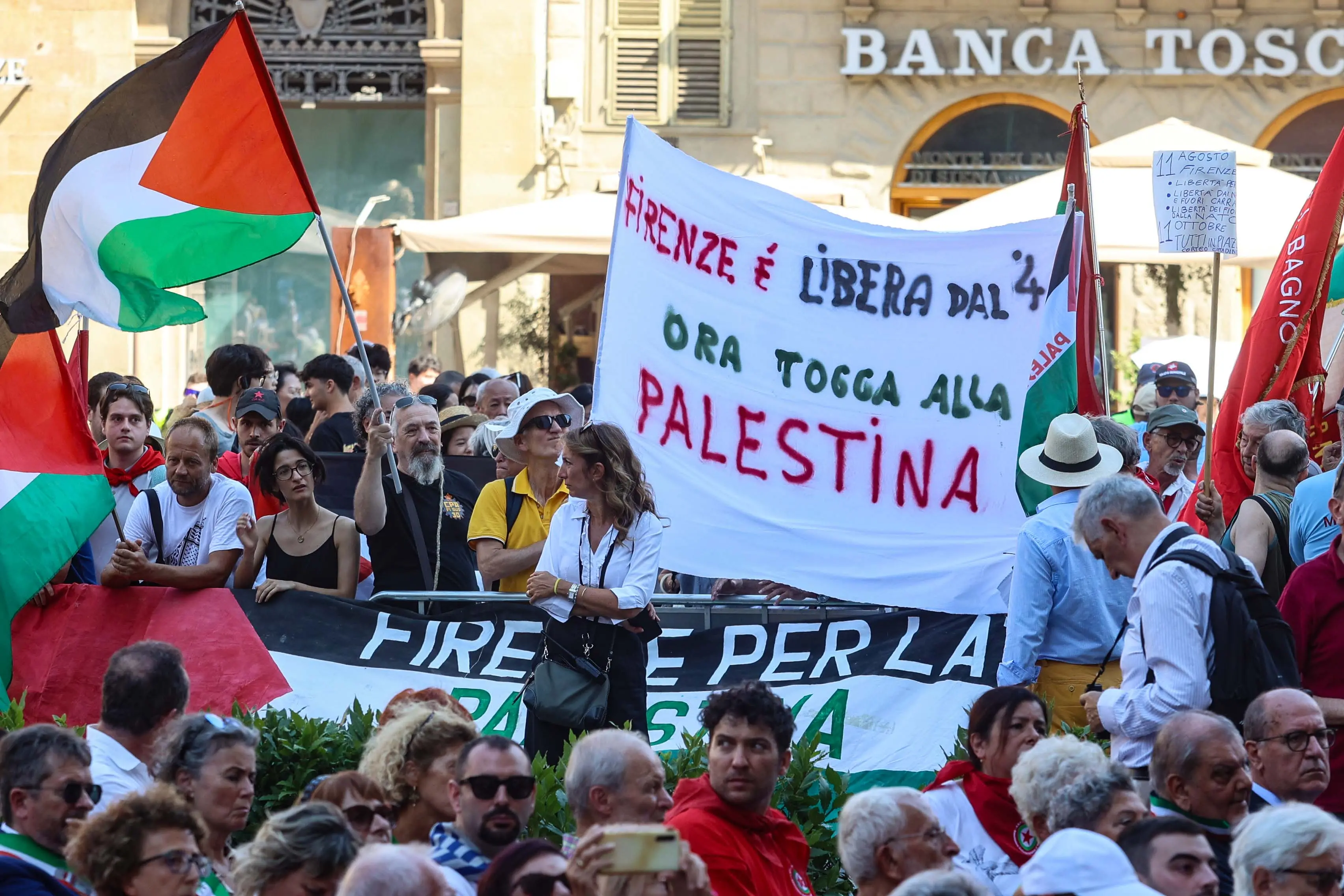 Cori pro Palestina alle cerimonie per la liberazione di Firenze. Funaro con i manifestanti: “Basta massacro”