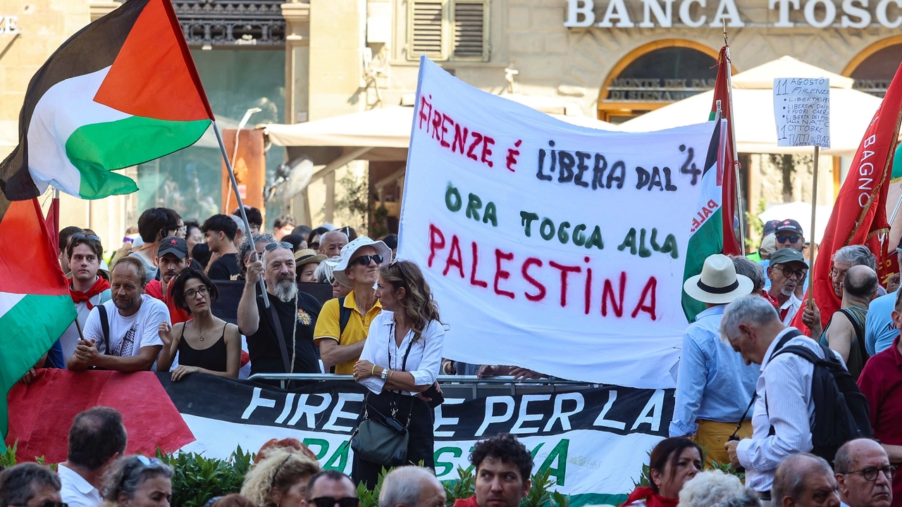 Un momento della manifestazione pro Palestina nell'ambito delle celebrazioni per la liberazione di Firenze dal nazifascismo (New Press Photo)