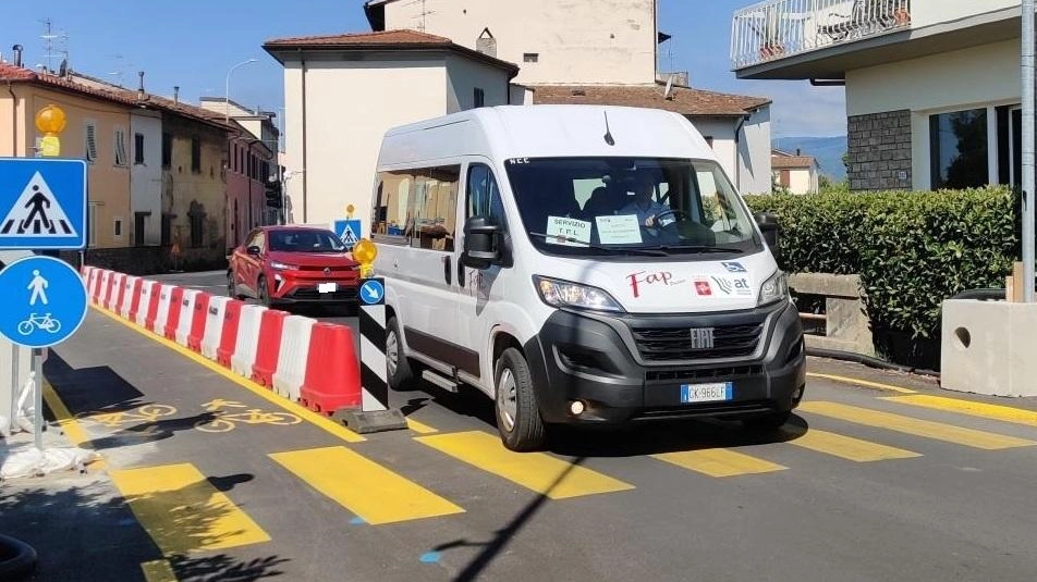 La prima vettura parte da Pistoia alle 7 e le corse proseguono ogni ora fino alle 19,20. Il pulmino è la soluzione per transitare sul ponte della Bure in attesa dei lavori di consolidamento. . La prima vettura parte da Pistoia alle 7 e le corse proseguono ogni ora fino alle 19,20. Il pulmino è la soluzione per transitare sul ponte della Bure in attesa dei lavori di consolidamento. .