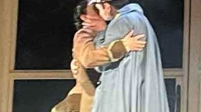 Dopo aver esplorato le emozioni e le storie di Elisabetta I e di Giovanna d’Arco, il regista Filippo d’Alessio chiude... Dopo aver esplorato le emozioni e le storie di Elisabetta I e di Giovanna d’Arco, il regista Filippo d’Alessio chiude...