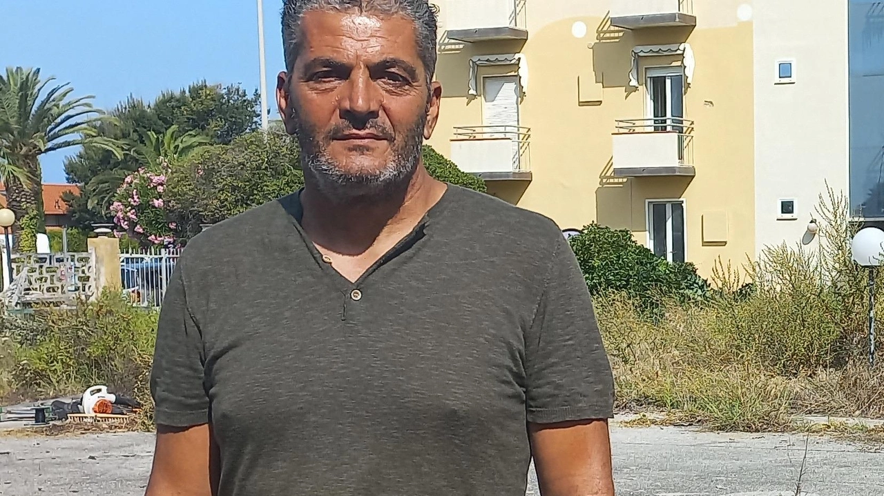 Il titolare dell’hotel «Patria» Luigi Del Giudice nel piazzale dell’edificio