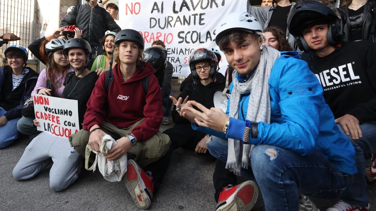 La protesta degli studenti del liceo dopo la scoperta di una crepa nell’istituto "Non sentiamo i docenti per i rumori. Evacuazione, non tutto ha funzionato". La protesta degli studenti del liceo dopo la scoperta di una crepa nell’istituto "Non sentiamo i docenti per i rumori. Evacuazione, non tutto ha funzionato".