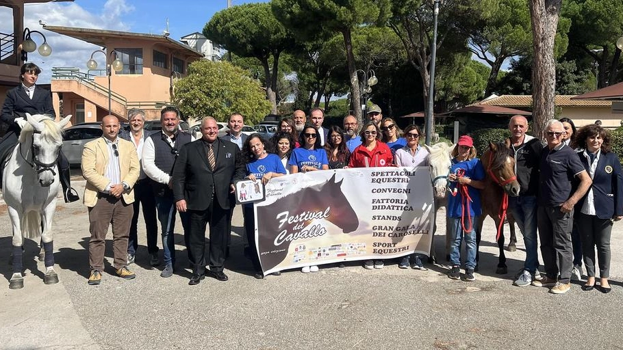Da venerdì a domenica l’ippodrono del Casalone riapre i cancelli per una manifestazione che racconta la Maremma più vera. Da venerdì a domenica l’ippodrono del Casalone riapre i cancelli per una manifestazione che racconta la Maremma più vera.