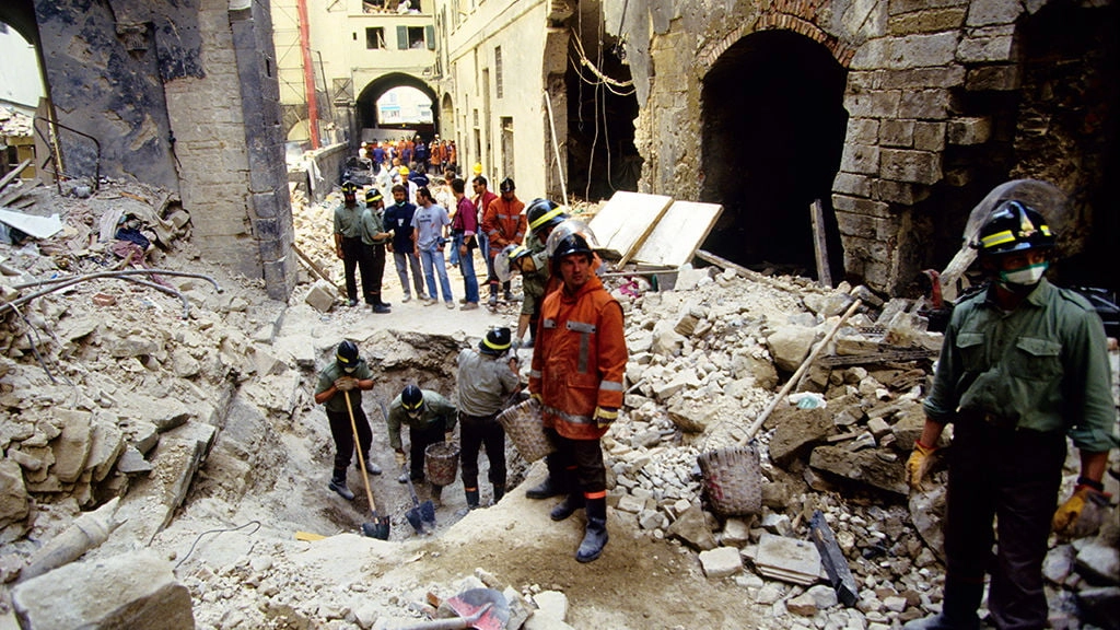 La strage di via dei Georgofili, nella foto i soccorsi dopo l'esplosione nella quale morirono 5 persone La strage di via dei Georgofili, nella foto i soccorsi dopo l'esplosione nella quale morirono 5 persone