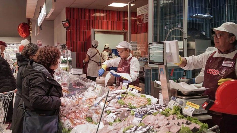Clienti davanti a un banco del pesce in un supermercato Unicoop Clienti davanti a un banco del pesce in un supermercato Unicoop
