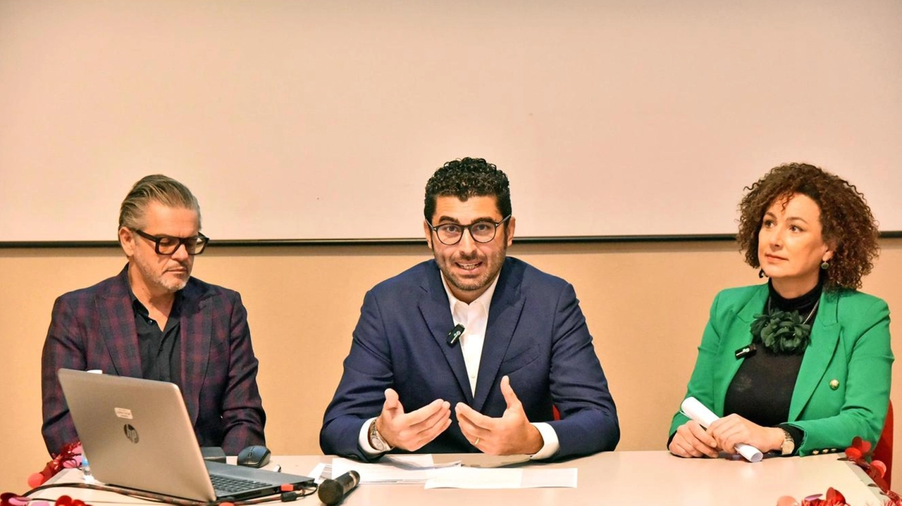 Da sinistra l’architetto David Fantini, il sindaco di Follonica Matteo Buoncristiani e l‘ingegnere Beatrice Parenti ieri mattina hanno presentato Urban Center: un laboratorio di idee dove sperimentare le migliori pratiche di urbanizzazione Da sinistra l’architetto David Fantini, il sindaco di Follonica Matteo Buoncristiani e l‘ingegnere Beatrice Parenti ieri mattina hanno presentato Urban Center: un laboratorio di idee dove sperimentare le migliori pratiche di urbanizzazione