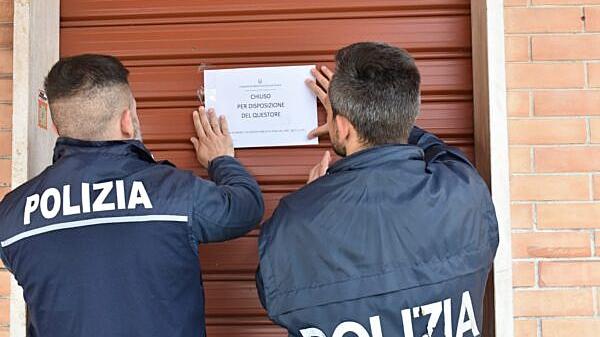striptease non autorizzato in un noto bar la polizia lo chiude per 15 giorni