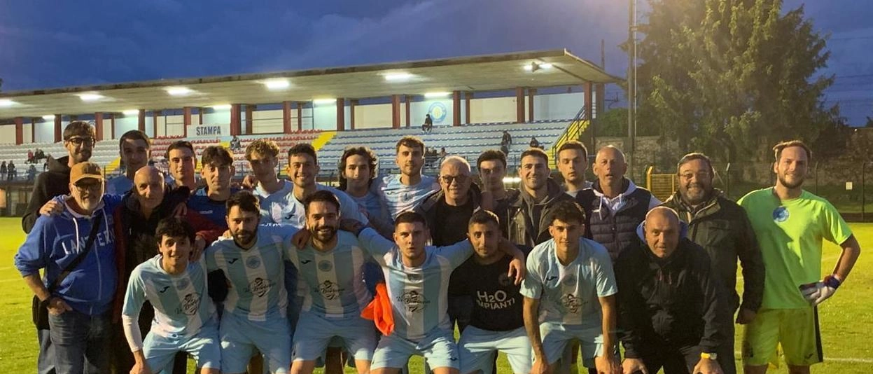 Calcio: allo stadio comunale di Pietrasanta. La Lanterna illumina il torneo delle contrade. Un poker di reti rifilato al Tiglio/La Beca