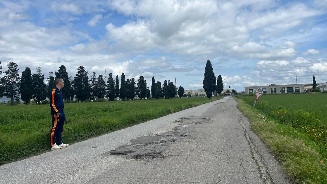 strada lastricata di buche spunta la petizione on line  oltre 140 firme in 24 ore