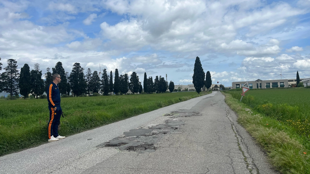 Strada lastricata di buche, spunta la petizione on line. Oltre 140 firme in 24 ore
