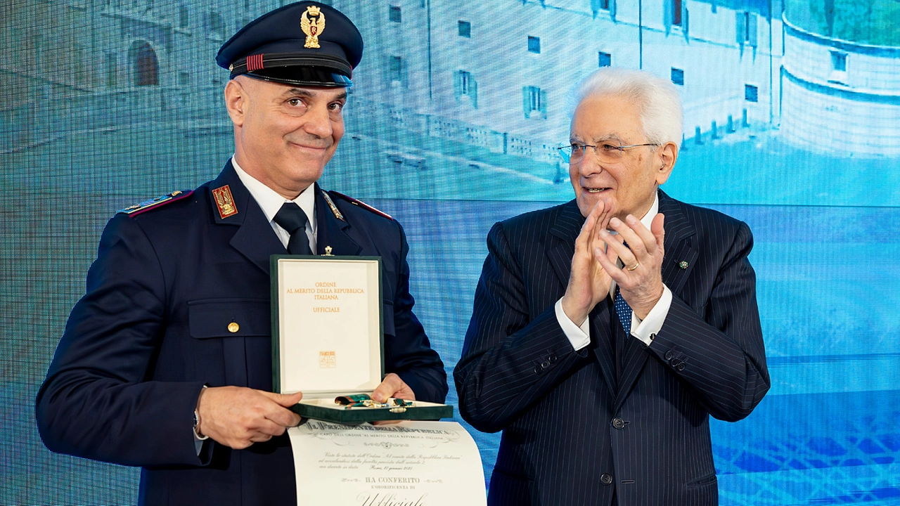 Il presidente della Repubblica Sergio Mattarella consegna all'agente Adriano Blundo l’onorificenza Il presidente della Repubblica Sergio Mattarella consegna all'agente Adriano Blundo l’onorificenza