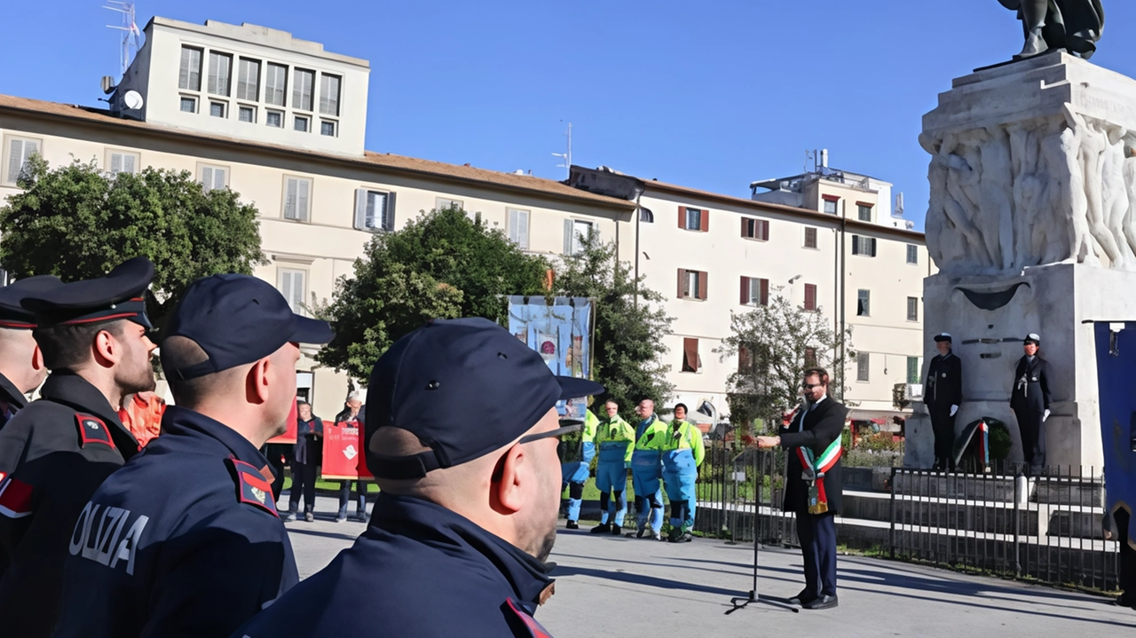 Un momento della cerimonia organizzata ieri mattina in piazza della Vittoria ai piedi della statua alata