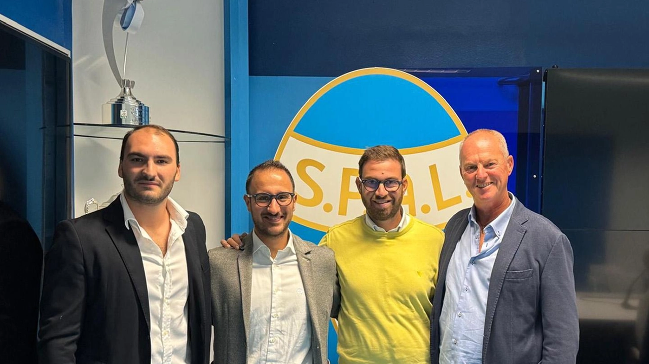 Da sinistra Tommaso Allori, consigliere delegato allo sport, Mattia Martini Ds Spal Femminile, il sindaco. Luca Benesperi e il vicesindaco Fabrizio Baroncelli Da sinistra Tommaso Allori, consigliere delegato allo sport, Mattia Martini Ds Spal Femminile, il sindaco. Luca Benesperi e il vicesindaco Fabrizio Baroncelli