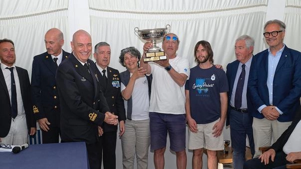Il vincitore alza il trofeo di vela intitolato alla memoria dell’ammiraglio Francese Il vincitore alza il trofeo di vela intitolato alla memoria dell’ammiraglio Francese