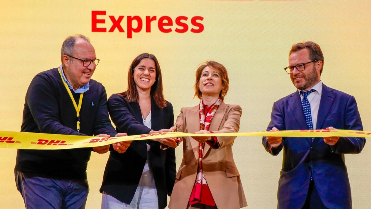 Il taglio del nastro alla nuova sede del Dhl Service di Sesto Fiorentino Il taglio del nastro alla nuova sede del Dhl Service di Sesto Fiorentino