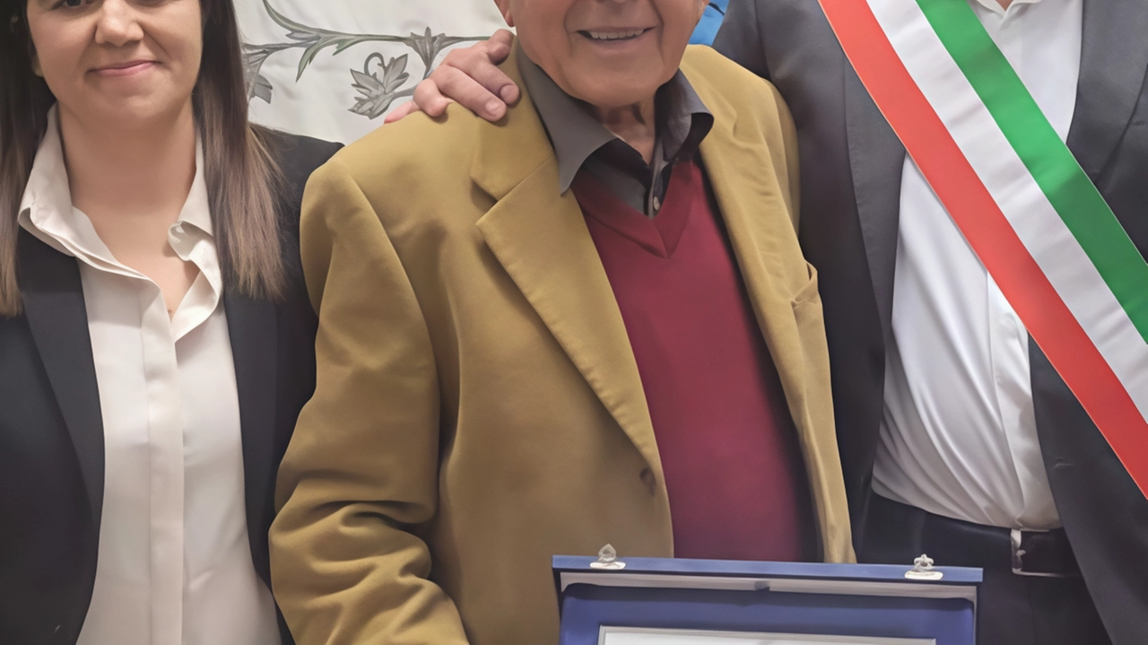 Insignito lo storico manager calcistico con la pista d’argento. Polemica sul nome portato dal gruppo Insieme per Rignano. Insignito lo storico manager calcistico con la pista d’argento. Polemica sul nome portato dal gruppo Insieme per Rignano.