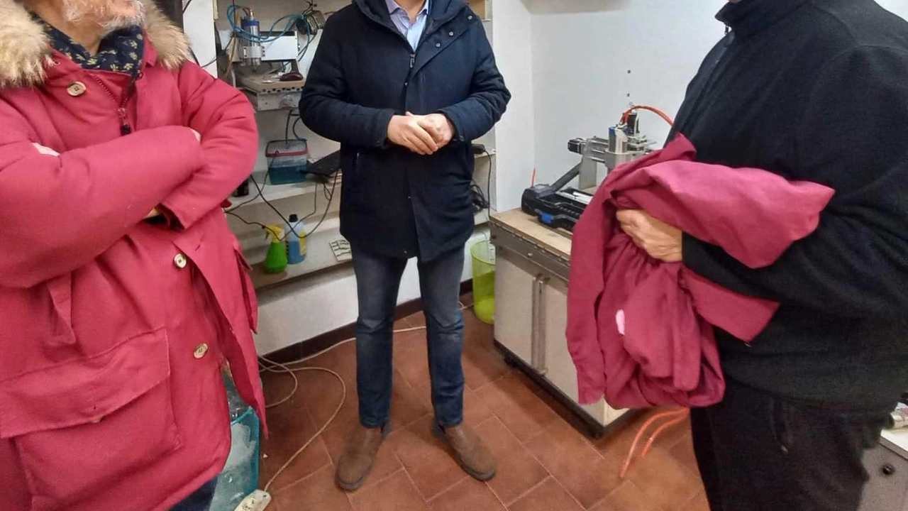 A 60 anni, dopo aver lavorato come orafo e argentiere, torna a riscoprire il mestiere del babbo, il calzolaio e... A 60 anni, dopo aver lavorato come orafo e argentiere, torna a riscoprire il mestiere del babbo, il calzolaio e...