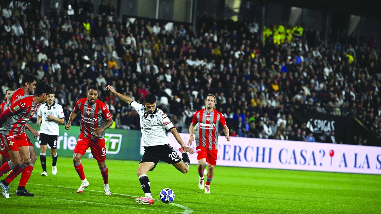 Un momento dell'ultima sfida giocata al Picco il 9 maggio (3-2 per la Cremonese) Un momento dell'ultima sfida giocata al Picco il 9 maggio (3-2 per la Cremonese)