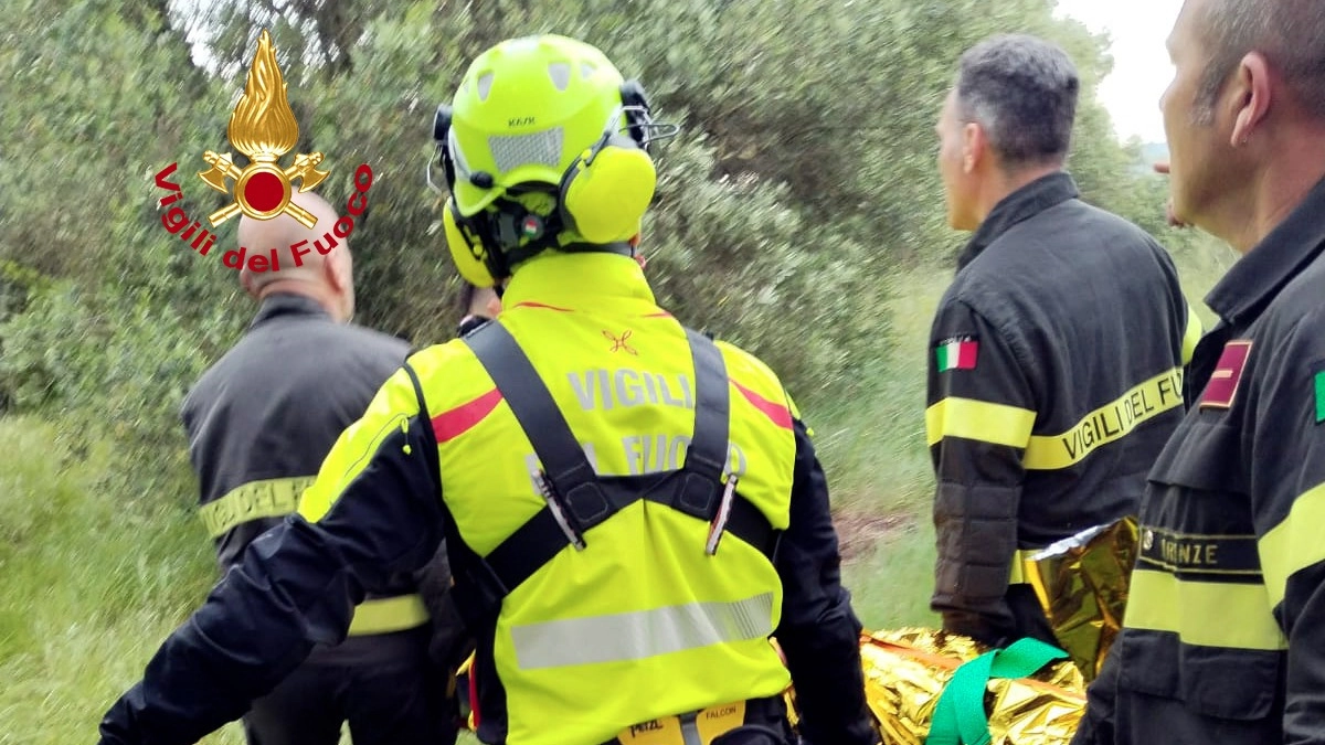 L'anziano è stato ritrovato dopo le ricerche concentrate nella zona di Sovigliana di Vinci. Nella foto l'intervento dei vigili del fuoco L'anziano è stato ritrovato dopo le ricerche concentrate nella zona di Sovigliana di Vinci. Nella foto l'intervento dei vigili del fuoco