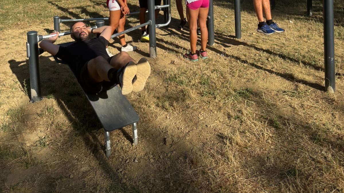PONTEDERA Aperta ad ogni ora e totalmente gratuita è stata inaugurata al Parco dei Salici la nuova area fitness, con sei...