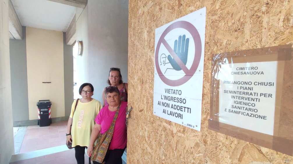 Annunziata Leonelli e le sue amiche di fronte al cancello dei seminterrati del cimitero di Chiesanuova (Foto Attalmi) Annunziata Leonelli e le sue amiche di fronte al cancello dei seminterrati del cimitero di Chiesanuova (Foto Attalmi)