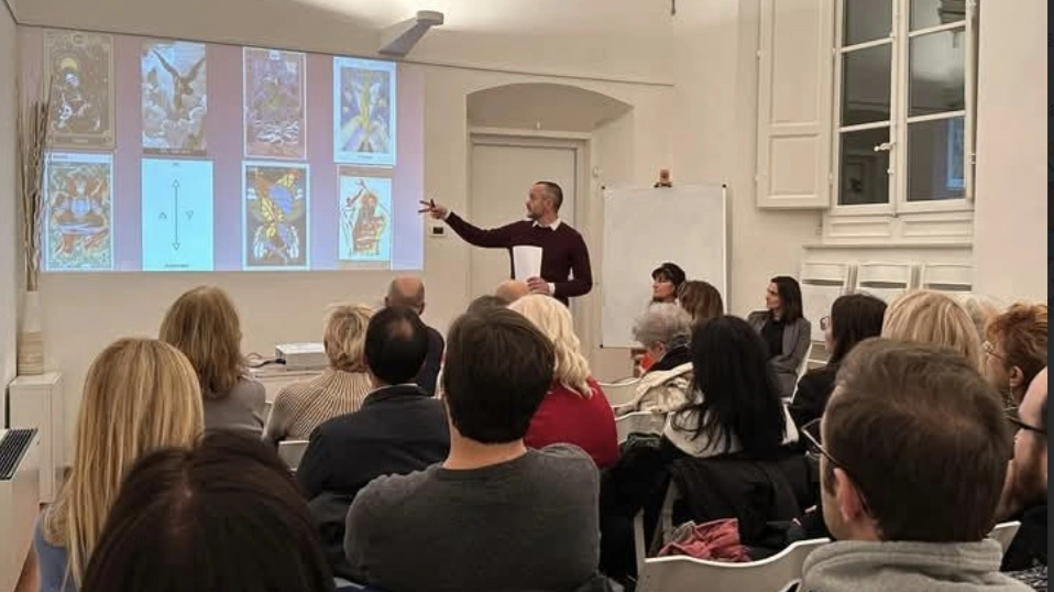 “Viaggio intorno ai Tarocchi”: si conclude il ciclo di conferenze all’Associazione Archeosofica