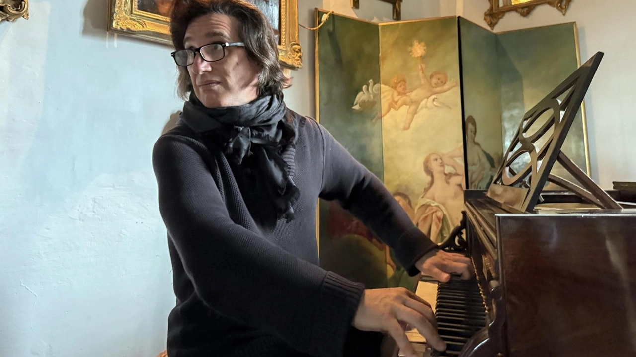 Hershey Felder al pianoforte, nel salotto del suo castello a Bagno a Ripoli Hershey Felder al pianoforte, nel salotto del suo castello a Bagno a Ripoli
