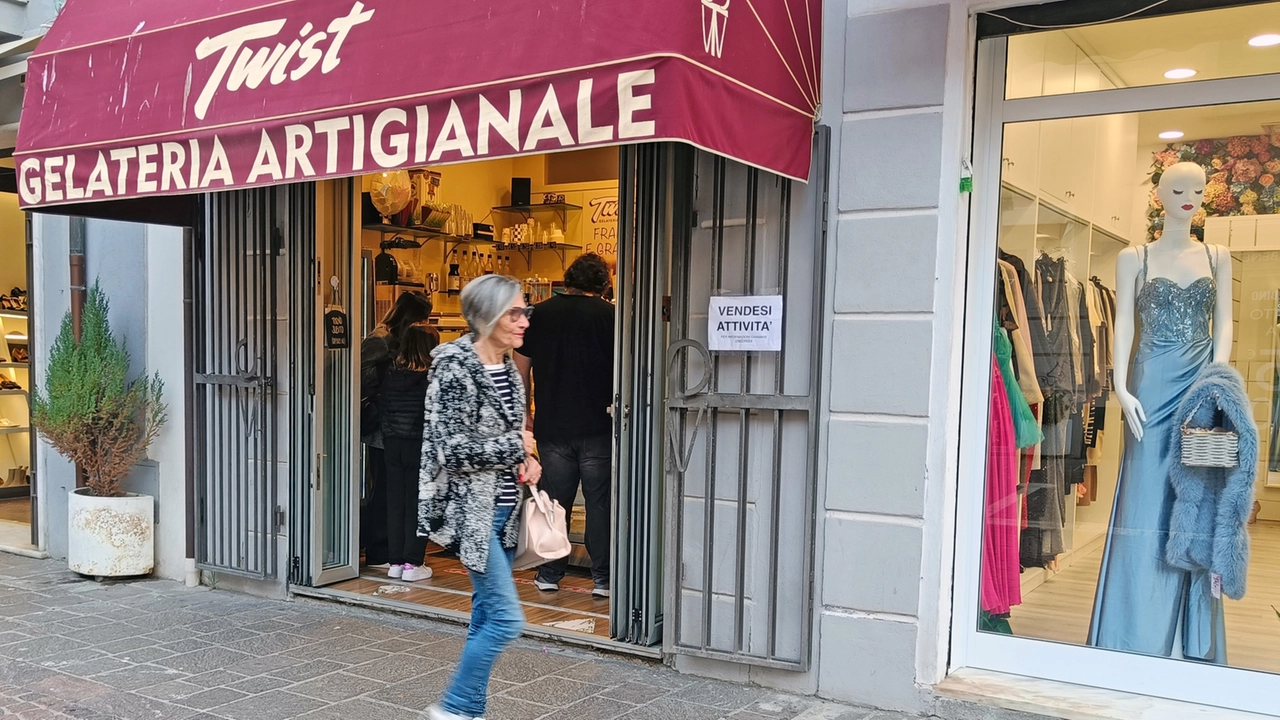 Un nuovo cartello “Vendesi attività” nella centrale via Roma a Follonica Un nuovo cartello “Vendesi attività” nella centrale via Roma a Follonica