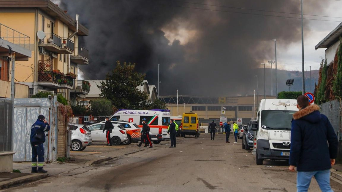 Una drammatica immagine di lunedì mattina, subito dopo l’esplosione al sito di Eni: immediati i soccorsi foto Germogli Una drammatica immagine di lunedì mattina, subito dopo l’esplosione al sito di Eni: immediati i soccorsi foto Germogli