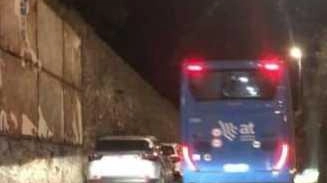Lavori stradali a Pistoia causano blocchi dei bus per sosta selvaggia delle auto. Appello agli automobilisti per evitare disagi e ritardi. Lavori stradali a Pistoia causano blocchi dei bus per sosta selvaggia delle auto. Appello agli automobilisti per evitare disagi e ritardi.