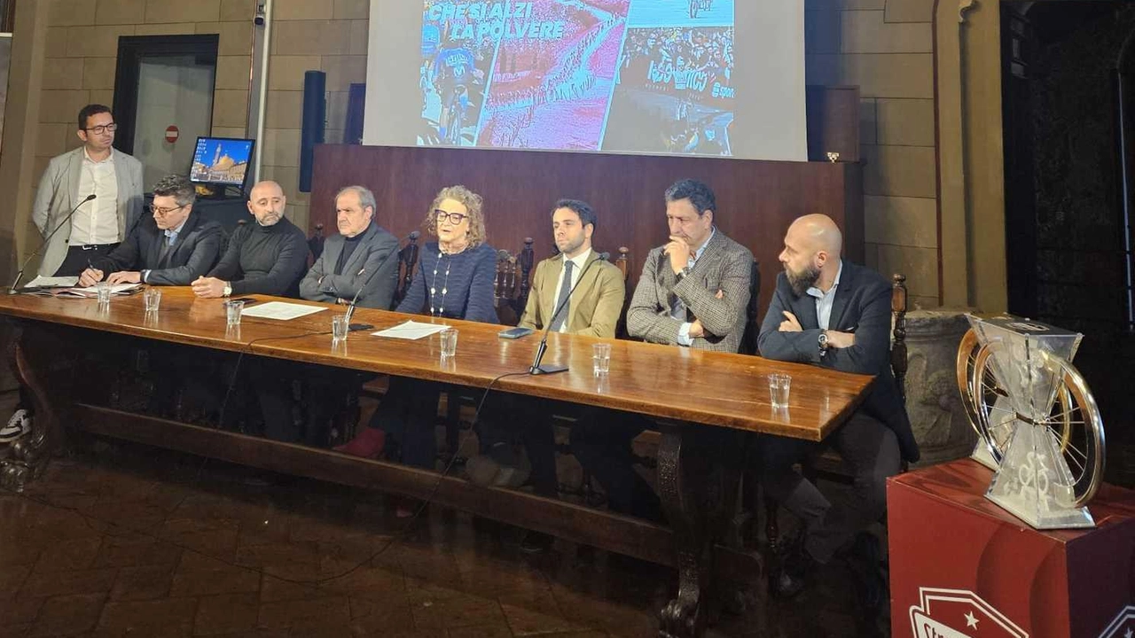 ‘Che si alzi la polvere’. Quella degli sterrati, che macchia la faccia e si appiccica al sudore. Quella delle terre... ‘Che si alzi la polvere’. Quella degli sterrati, che macchia la faccia e si appiccica al sudore. Quella delle terre...