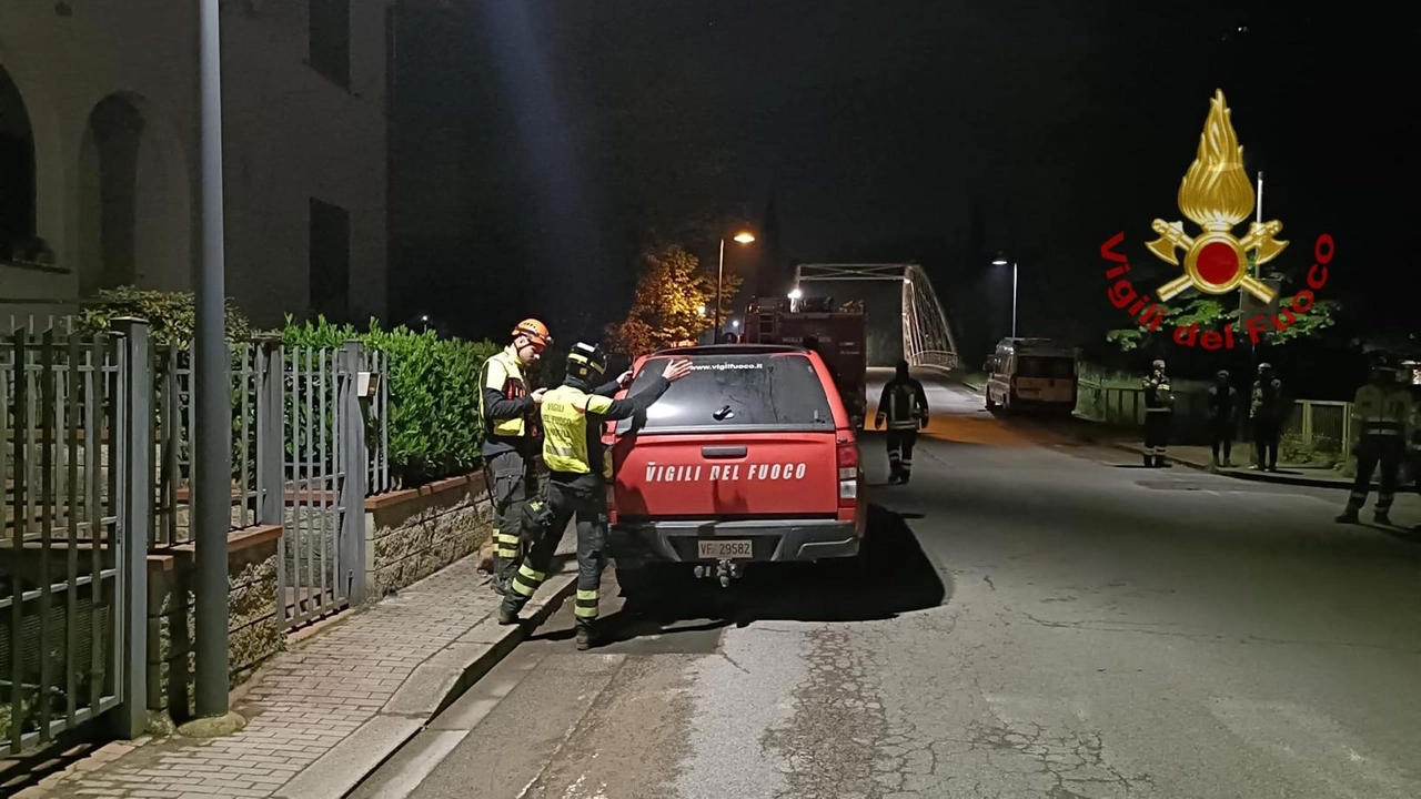 I vigili del fuoco durante le ricerche dell'uomo a Terranuova Bracciolini