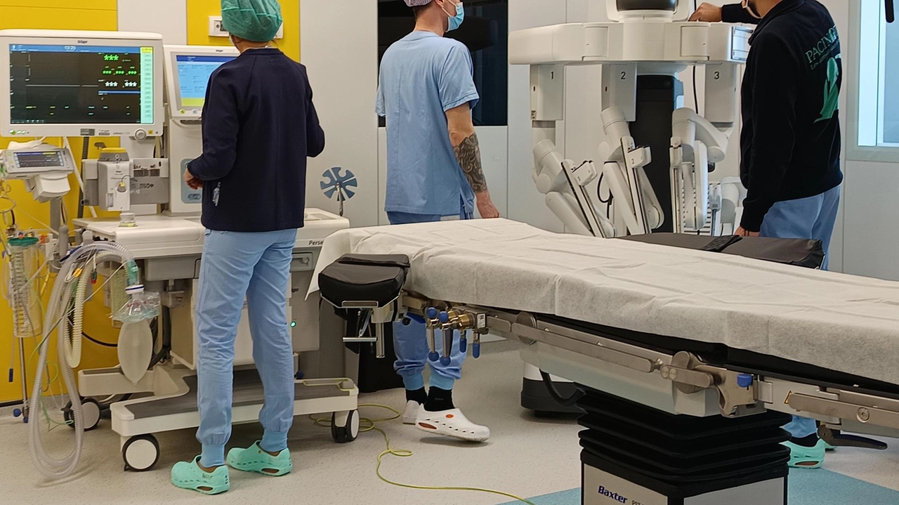 AREZZO All’ospedale San Donato Il nuovo blocco operatorio torna gradualmente in funzione. Dopo il guasto al gruppo frigo del 13 agosto,... AREZZO All’ospedale San Donato Il nuovo blocco operatorio torna gradualmente in funzione. Dopo il guasto al gruppo frigo del 13 agosto,...