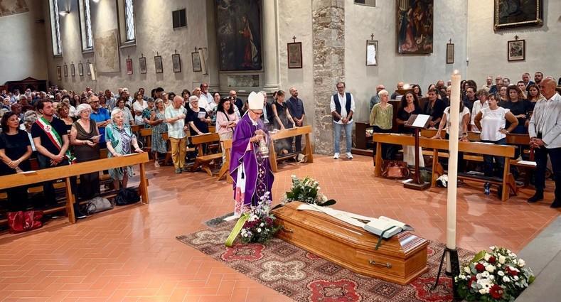 https://www.lanazione.it/image-service/view/acePublic/alias/contentid/NDhmNDVjM2UtZTE5OS00/0/ultimo-saluto-a-don-silvano-seghi-un-maestro-e-testimone-di-speranza.jpeg?f=1.91:1&w=1200