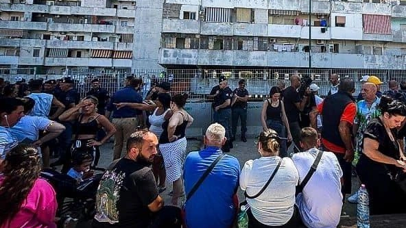 La Caritas porta avanti il progetto "Le 4 del Pomeriggio" coinvolgendo un gruppo di adulti in un viaggio tra Casal di Principe e Scampia, territori segnati dalla criminalità ma anche da iniziative di solidarietà. Associazioni come Nco e (R)esistenza offrono supporto a chi vive in queste realtà difficili. La Caritas porta avanti il progetto "Le 4 del Pomeriggio" coinvolgendo un gruppo di adulti in un viaggio tra Casal di Principe e Scampia, territori segnati dalla criminalità ma anche da iniziative di solidarietà. Associazioni come Nco e (R)esistenza offrono supporto a chi vive in queste realtà difficili.
