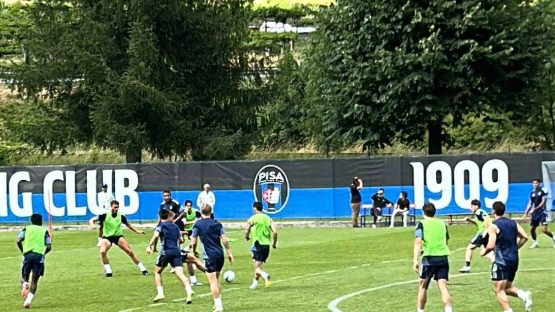 Una visita speciale ha accolto i nerazzurri nella mattinata di ieri. Infatti, mentre la squadra era intenta a lavorare, è... Una visita speciale ha accolto i nerazzurri nella mattinata di ieri. Infatti, mentre la squadra era intenta a lavorare, è...